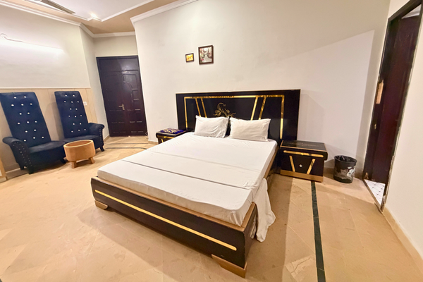 Executive Suite with king size bed and work desk